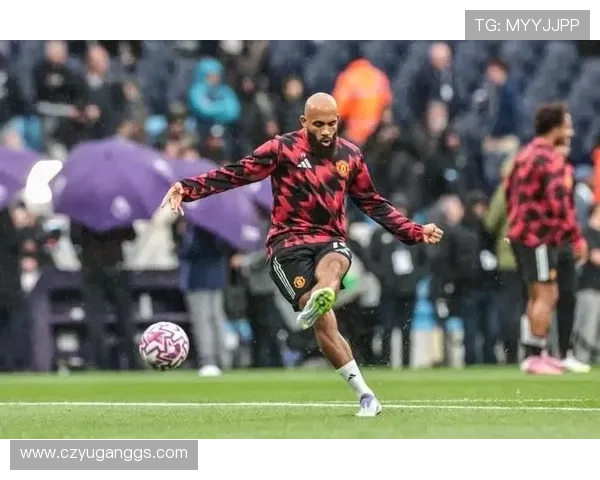 曼联全队继续备战双红会 八名年轻球员加入一线队训练助力比赛 曼联全队继续备战双红会 八名年轻球员加入一线队训练助力比赛